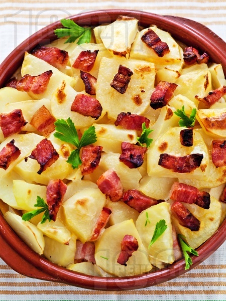 Запечени картофи със сирене, шунка и масло на фурна
